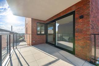 <h2>indeling van het appartement</h2>
Appartement 1.2. combineert ruimte, licht en instapklaar comfort in een centraal gelegen kleinschalige residentie. Dit volledig geschilderde modelappartement met 1 grote slaapkamer en ruim terras is meteen klaar om er in te trekken of te verhuren.
<h2>licht en ruimte als uitgangspunt</h2>
Bij het ontwerp van dit kleinschalige project kregen inplanting en oriëntatie alle aandacht. Grote raampartijen trekken veel daglicht binnen en creëren een aangenaam ruimtegevoel. De gemeenschappelijke binnentuin vormt een groene, rustige plek waar bewoners even kunnen ontsnappen aan de drukte.
<h2>rustig wonen met voldoende privacy</h2>
Het gebouw telt 4 bouwlagen. Op het gelijkvloers bevinden zich garages, overdekte parkeerplaatsen, fietsenstallingen en technische ruimtes. Appartement 1.2 ligt op de eerste verdieping, waardoor inkijk beperkt blijft en je in alle rust van je woning en terras geniet.
<h2>troeven</h2>
<ul>
<li>— volledig afgewerkt modelappartement</li>
<li>— schilderwerken en verlichting inbegrepen</li>
<li>— 1 ruime slaapkamer</li>
<li>— groot terras</li>
<li>— lucht-waterwarmtepomp met vloerverwarming</li>
<li>— zonnepanelen van 800 Wp</li>
<li>— E-peil <20</li>
<li>— 5 jaar volledige vrijstelling van onroerende voorheffing</li>
</ul>
<h2>afwerking en prijs</h2>
<ul>
<li>— appartement 1.2. is volledig instapklaar, ook schilderwerken, verlichtingsarmaturen en aansluitingskosten zijn inbegrepen</li>
<li>— de vermelde prijs is exclusief btw en verkoopkosten</li>
<li>— bij elk appartement wordt een garage, overdekte autostaanplaats of parking verkocht</li>
</ul>