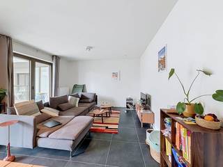 De appartementen in deze Residentie zijn het resultaat van een weldoordachte studie die geleid heeft tot een sterk evenwicht tussen lichtinval, buitenruimte, groen, privacy, wooncomfort en energieverbruik.Het gebouw bevindt zich op wandelafstand van de Watersportbaan, Blaarmeersen en Bourgoyen, waardoor u een directe toegang heeft tot een diverse waaier aan recreatiefaciliteiten in de groene long van de stad. Aan de andere zijde biedt de Coupure een rustige, groene verbinding naar het culturele hart van de stad met haar uitgebreid aanbod aan shopping, gastronomie en ontspanning allerhande.Indeling van het appartement:inkomhal met toilet - berging - leefruimte met open keuken - slaapkamer 1 - badkamer - slaapkamer 2 - terras.De gemeenschappelijke kosten, onder de vorm van een provisie, bedragen 100,00 EUR/maand en dienen voor het onderhoud van de gemeenschappelijke delen. Beschikbaar vanaf 01/08/2026.