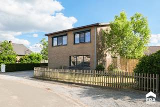 Fraai gerenoveerde woning te koop in Lommel! Recentelijk gerenoveerde woning met 4 slaapkamers en Zuidwest georiënteerde tuin.  * Lichtrijke living...