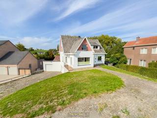 LANDELIJK GELEGEN GEZINSWONING met LOODS van 234 m², gelegen op een ROYAAL PERCEEL van 1.289 m². Dankzij de RUSTIGE LIGGING geniet u hier van privacy, ruimte en groen. Mits de nodige MODERNISERINGEN kan deze eigendom uitgroeien tot de IDEALE GEZINSWONING. Op het gelijkvloers betreedt u de inkomhal die toegang biedt tot de gezellige leefruimte met eetplaats en lichtrijke veranda. De keuken is functioneel ingericht en via een trap verbonden met de kelder, die doorgang biedt naar het magazijn. Verder beschikt het gelijkvloers over een 1ste slaapkamer en een vernieuwde badkamer. De 1ste verdieping omvat 3 volwaardige slaapkamers, een praktische berging en toegang tot de zolder. De aanpalende loods is ingedeeld met een ruime werkruimte, een aparte bureauruimte en 2 toiletten. Buitenshuis geniet u van een noordoostgerichte tuin met prachtig uitzicht over de omliggende natuur, een perfecte plek om in alle rust te ontspannen.<br /><br />Adres: Ronsesestraat 268 - 9660 Brakel<br /><br />EPC: 511 kWh/m², G-score en P-score A, Renovatieverplichting van toepassing