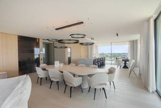In het prestigieuze project De Blanke Top – The Residence in Cadzand-Bad bevindt zich dit uitzonderlijke hoekappartement met zeezicht en zicht over de polders, royaal terras rondom.<br /><br />Het appartement ligt op de eerste verdieping van toren Zeeland en maakt deel uit van een architecturaal geheel dat perfect geïntegreerd is in het duinlandschap. <br /><br />Indeling:<br />Via de stijlvolle inkomhal en lift met individuele toegangscode bereikt u het appartement. De leefruimte ademt luxe, licht en openheid, met grote Sky-Frame schuifpuien die binnen en buiten naadloos verbinden.<br /><br />De ruime woonkamer, eetplaats en maatwerkkeuken vormen één harmonieus geheel. De keuken is uitgerust met hoogwaardige Gaggenau-toestellen en een groot kookeiland, telkens met prachtig zicht op zee en omgeving.<br /><br />Het appartement beschikt over drie ruime slaapkamers, elk met maatwerkkasten en een verfijnde hoteluitstraling. De master bedroom bevindt zich aan de zeezijde en beschikt over een luxueuze badkamer. De overige slaapkamers zijn eveneens ruim en stijlvol afgewerkt.<br /><br />Terras:<br />Het royale terras loopt rondom het appartement en is bereikbaar vanuit de leefruimte, keuken en slaapkamers. Van hieruit geniet u van zeezicht en een panoramisch zicht over Cadzand-Bad.<br /><br />Bijzonderheden:<br />- Zeezicht en panoramisch zicht over Cadzand-Bad<br />- Royaal terras rondom het appartement<br />- Luxe maatwerkkeuken met Gaggenau-toestellen<br />- Grote Sky-Frame schuifpuien<br />- Hoogwaardige afwerking met accenten van Vincent Van Duysen<br />- Inclusief berging, parkeerplaats en afgesloten garageboxen<br />- Vraagprijs exclusief 21% btw, ten laste van de koper