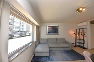 Cet appartement rénové et entièrement meublé au rez-de-chaussée de l'avenue Paul Parmentier offre un confort moderne avec une vue latérale sur la...
