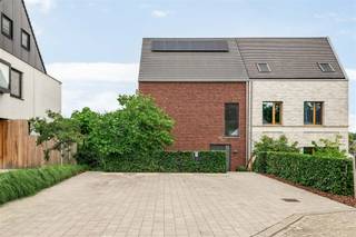 <p><span>Perfect instapklare &amp; energiezuinige gezinswoning met 4 (mogelijk 5!) slaapkamers, uiterst gunstig gelegen in het landelijke Sint-Katelijne-Waver.</span></p><p><span> </span></p><p><span>Deze recente woonst, bouwjaar 2019, is voorzien van alle moderne comfort en werd opgebouwd met uiterst kwalitatieve materialen. Energiezuinigheid is een absolute troef, mede dankzij zonnepanelen en driedubbele beglazing . Deze lichtrijke woonst biedt een aangename thuis met ruime woonkamer en halfopen keuken, ideaal om mensen te ontvangen. Op de verdiepingen zijn er in totaal 4 slaapkamers, waarvan de ruime polyvalente kamer op de tweede verdieping eenvoudig kan gesplitst worden om een extra kamer in te richten. Een badkamer is voorzien van ligbad en inloopdouche. Achteraan de woning kan u tot rust komen in de aangelegde tuin met prachtig zicht op achterliggende weilanden en groen. Een ruime oprit biedt voldoende parkeergelegenheid. Tal van bergruimtes en een knappe tuinberging zorgen voor heel wat stockageruimte.</span></p><p><span> </span></p><p><span>Een unieke kans voor wie een woning zoekt gelegen in een recente verkaveling, op fietsafstand van winkels, scholen, sport- en ontspanningsmogelijkheden, als ook met een vlotte verbinding via belangrijke invalswegen, openbaar vervoer en fietsostrade. Centraal gelegen tussen Brussel en Antwerpen.</span></p><p><span> </span></p><p><span>Kom de troeven van de woonst ter plaatse ontdekken en maak een afspraak: 015/755 444 of <span>info@immovercammen.be</span></span><span> </span></p><p><span>Beschikbaarheid overeen te komen (uiterlijk najaar 2027).</span></p><p><span> </span></p><p><span> </span></p>