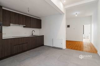 <p><span>Dit gelijkvloersappartement bevindt zich in de Eikelstraat in Berchem, op een centrale locatie met tal van winkels, supermarkten en andere voorzieningen in de omgeving. Ook het openbaar vervoer is vlot bereikbaar en dankzij de goede verbinding met de belangrijkste invalswegen verplaats je je gemakkelijk richting Antwerpen en omliggende gemeenten.</span></p><p><span>Het appartement maakt deel uit van een kleinschalig gebouw met slechts 3 appartementen, waardoor de gemeenschappelijke kosten beperkt blijven. Er zijn aparte meters voor gas, water en elektriciteit. Het werd volledig gerenoveerd en beschikt over PVC-ramen met dubbele beglazing, conforme elektriciteit en een conform geïsoleerd dak. Extra bergruimte vind je in de privatieve kelderberging van maar liefst 12 m².</span></p><p><span>Vooraan bevindt zich de ruime slaapkamer van 14 m², afgewerkt met een karaktervolle parketvloer. Verder beschikt het appartement over een woonkamer van eveneens 14 m², die mooi aansluit op de ruime keuken en eethoek van 22 m². De moderne keuken is volledig uitgerust met alle hedendaags comfort en vormt dankzij haar open karakter een aangename leefruimte. Grote raampartijen en een lichtkoepel zorgen hier bovendien voor veel natuurlijke lichtinval.</span></p><p><span>Vanuit de keuken/eetruimte heb je rechtstreeks toegang tot de noordgerichte buitenruimte van 20 m²: een fijne extra plek om buiten te zitten midden in de stad. Tot slot beschikt het appartement over een stijlvolle badkamer van 5 m², uitgerust met een ruime inloopdouche, lavabomeubel en toilet.</span></p><p><span>Ben je op zoek naar een fijn gelijkvloersappartement waarin je meteen je intrek kan nemen? Dan is dit appartement in Berchem absoluut een bezoek waard!</span></p><p><span>Bewoonbare opp. 62 m² ref.: bruto vloeropp. EPC. Voor meer info of een gratis schatting surf naar </span><span><span>www.hansimmo.be</span></span></p><p><span> </span></p>