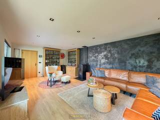 <span>Op een RUSTIGE EN GROENE LIGGING in Zottegem bevindt zich dit CHARMANT EN ZEER RUIM LANDHUIS, omgeven door een SUBLIEM AANGELEGDE TUIN met KOI-VIJVER, VERSCHILLENDE TERRASSEN en sfeervolle hoekjes om van de natuur te genieten. De woning combineert een UITZONDERLIJK WOONVOLUME met een HOOGWAARDIGE AFWERKING en een DOORDACHTE INDELING, waardoor ze perfect geschikt is voor GROTE GEZINNEN, een COMBINATIE VAN WONEN EN WERKEN, of voor wie simpelweg op zoek is naar COMFORT EN RUST. Het gelijkvloers straalt RUIMTE EN LICHT uit en werd met veel zorg en oog voor detail ingericht. Bovendien zorgen de ZONNEPANELEN en een LAADPAAL VOOR ELEKTRISCHE WAGENS ervoor dat deze woning ook op energetisch vlak volledig TOEKOMSTGERICHT is. De IDEALE LIGGING, gecombineerd met een VERZORGD INTERIEUR, een IDYLLISCHE BUITENRUIMTE en een UITSTEKEND ONDERHOUD, maken van dit pand een ZELDZAME EN COMPLEET UITGERUSTE EIGENDOM binnen het huidige vastgoedaanbod.</span><br />Het gelijkvloers omvat een volwaardige bureauruimte met aparte inkom, ideaal voor vrije beroepen of thuiswerkers. Verder vindt u er een bijkeuken, een tweede bureauruimte met apart toilet, een wasplaats, een stijlvol ingerichte leefruimte met grote raampartijen en een open, volledig ingerichte keuken met Miele toestellen. Ook een luxueuze badkamer, een apart gastentoilet, een gelijkvloerse slaapkamer en een ruime dressing maken deel uit van deze comfortabele gelijkvloerse verdieping. Op de eerste verdieping leidt een brede nachthal naar maar liefst 5 volwaardige slaapkamers, een 3de toilet, een extra dressing of bergruimte en een zeer ruime zolder. <br />Buitenshuis wordt u verwelkomd via een brede oprit met elektrische poort, die leidt naar een dubbele garage. De prachtig ontworpen tuin is een absolute blikvanger: verzorgde groenpartijen, een koivijver, zonnige en schaduwrijke terrassen en een afzonderlijk bijgebouw ingericht als atelier vormen samen een oase van rust en natuur. <br /><br />Adres: Sonseindestraat 47 te Zottegem<br /><br />EPC: 168 kWh/m², G-score + P-score B, Geen renovatieverplichting van toepassing.