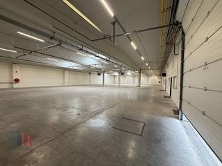 Top gelegen magazijnruimte met ruim oppervlak van 2.005 m² opslagruimte of werkplaats in combinatie met 669 m² recent gerenoveerde kantoren...