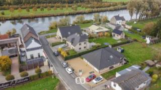 Ben je op zoek naar een prachtig gelegen open bebouwing met zeer veel ruimte? Dit is een buitenkans!<br /><br />Deze uiterst uitzonderlijk gelegen woning in een doodlopend straatje dat uitkomt op het jaagpad langs de schelde bevindt zich op een perceel van maar liefst 1121 m². Hoewel de rustige ligging zijn alle faciliteiten stapvoets bereikbaar. Gezien de woning gebouwd werd in 2010 is deze naar de huidige normen geïsoleerd en is er dus een minimum aan verbruik. <br /><br />Indeling:<br />-GLV: Via de uitnodigende inkomhal met gastentoilet betreedt je links de ruime en lichtrijke leefruimte met aansluitend de open keuken met berging. Vanuit deze ruimtes heb je een prachtig zicht op de tuin. Verder kan je via de inkomhal een slaapkamer met eigen badkamer terugvinden. Via aan aparte ingang is er tevens nog een praktijkruimte die momenteel als bureau gebruikt wordt. Er is tevens nog een inpandige garage.<br />-1stV: De nachthal geeft toegang tot een slaapkamers, een badkamer en een zeer ruime zolder met tal van mogelijkheden.<br /><br />Ben je geïnteresseerd in deze topper? Neem snel contact op voor meer info of een bezoek.
