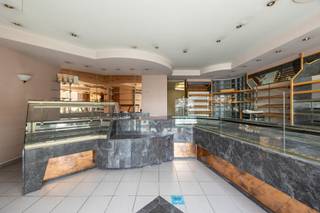 <p>In de Graatakker, pal in het bruisende centrum, vindt u dit te renoveren handelspand met bovenliggende woonst dat meteen de aandacht trekt dankzij zijn charmante en unieke voorgevel. De centrale ligging, gecombineerd met een sterke passage en een vlotte verbinding naar de autostrade, maakt dit pand uitermate geschikt voor wie wonen en werken naadloos wil combineren.</p>
<p>Op het gelijkvloers bevindt zich een commerciële ruimte van ca. 35 m² met toonbank, ideaal als winkel of kantoor. Aansluitend zijn er drie aparte ruimtes, een keuken en een toilet. Achteraan ontdekt u een indrukwekkende werkplaats/magazijn van ca. 90 m² – perfect voor zelfstandigen, opslag of creatieve invulling. Deze ruimte is bovendien gemakkelijk bereikbaar via een praktische zij-ingang langs de Grimstedestraat.</p>
<p>De eerste verdieping biedt een ruime en flexibele indeling met achteraan een badkamer (douche, bad en lavabo) en twee polyvalente kamers. Aan de straatzijde geniet u van een lichtrijke leefruimte met directe toegang tot twee slaapkamers – ideaal voor een duidelijke scheiding tussen wonen en werken.</p>
<p>De zolderverdieping, bereikbaar via twee vaste trappen, omvat twee ingerichte slaapkamers en twee extra kamers die nog naar eigen wens kunnen worden afgewerkt.</p>
<p>Daarnaast beschikt het pand over een ruime kelder, ideaal voor extra opslag.</p>
<p><strong>Het pand heeft een EPC-label F en valt onder de renovatieverplichting van de Vlaamse overheid (tenzij sloop binnen 5 jaar na aankoop).</strong></p>
<p><strong>Troeven van het pand:</strong></p>
<ul>
<li>Topligging met uitstekende zichtbaarheid en passage</li>
<li>Ideale combinatie tussen wonen en werken</li>
<li>Flexibele indeling met tal van mogelijkheden</li>
</ul>
<p>Kortom: een uniek pand met talrijke mogelijkheden op een toplocatie waar visibiliteit, ruimte en potentieel samenkomen.</p>