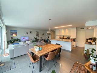 Op zoek naar een ruim en energiezuinig gelijkvloers appartement (143m²) met 2 slaapkamers? Dan is dit zeker een kijkje waard! U kan dan een bezoek inplannen via www.immojanstas.be/verhuur<br /><br />Qua ligging situeert het appartement zich op een rustige en groene locatie nabij de Abdij van het Park, en dit met een vlotte verbinding naar de ring rond Leuven én de op- en afritten van de E314 en de E40. Diverse winkels, sportfaciliteiten en het Leuvense stadscentrum zijn vlot bereikbaar.<br /><br />Dit prachtige appartement met vloerverwarming beschikt over een inkomhal met een apart toilet, een lichtrijke leefruimte (54m²) met zit- en eetgedeelte, en een hoogwaardige, volledig uitgeruste open keuken. Aansluitend aan de leefruimte bevindt zich een zuidgericht terras van 30 m², vanwaar u geniet van een weids uitzicht op de omliggende parktuin van 70 are. Die tuin staat vrij ter beschikking van de bewoners: ideaal om te wandelen, te ontspannen of een balletje te slaan op de tennisbaan.<br />Verder biedt het appartement een praktische berging, twee slaapkamers, en een badkamer met inloopdouche, wastafelmeubel en toilet. Daarnaast heb je de beschikking over een dubbele garagebox met automatische poort, met plaats voor twee wagens.<br /><br />Verlichting en vliegenramen zijn voorzien in het volledige appartement! <br />Het appartement heeft een uitstekende EPC-score (A-label), wat resulteert in een comfortabel en energiezuinig woonklimaat.<br /><br />Het appartement is beschikbaar vanaf 01/08/2026 voor langdurige verhuur als hoofdverblijfplaats. De huurprijs bedraagt €1300 + €150 gemeenschappelijke kosten (voor onderhoud van de tuin, lift, gemeenschappelijke delen en verbruik van gemeenschappelijke delen). Nutsvoorzieningen zijn apart te voorzien.<br /><br />Is dit appartement een match? U kan dan een bezoek inplannen via 'Bezoekmoment kiezen'. Indien u de knop 'Bezoekmoment kiezen' niet kan terugvinden, betekent dit dat er momenteel geen bezoekmoment meer wordt georganiseerd. Wij zijn ook bereikbaar via het nummer 016 23 90 81, elke weekdag tussen 10u en 13u.<br /> 