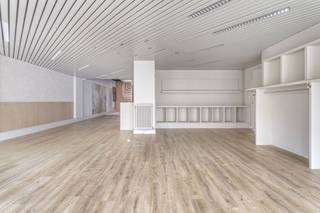 Découvrez cet espace commercial idéalement situé à la Stationsstraat 31 à Loppem, idéal pour diverses activités commerciales. D'une superficie...