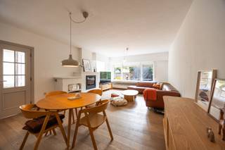 Op een strategische locatie in Bonheiden en op wandelafstand van het centrum, tref je deze instapklare woning met mooie tuin. <br />De woning heeft al een grondige renovatie achter de kiezen en is klaar voor een nieuw gezin dat op zoek is naar gemoedsrust.<br /><br />De tuin is volledig omheind en afgesloten met een toegangspoort. Verder beschikt de woning over veel parkeermogelijkheden, zowel aan de straatkant als op het perceel.<br />Vooraan kan je ook een uitpandige garage terugvinden, handig voor de fietsen of een 2de wagen.<br /><br />Als u de woning binnenkomt geniet u meteen van veel lichtinval door de grote raampartijen en de moderne uitstraling.<br />De woonkamer heeft een prachtige parketvloer, en is stijlvol ingericht en voorzien van een gezellige houthaard. Achterin de woonkamer bevindt zich de eetplaats, maar ook de aansluiting tot de ruime en volledig geïnstalleerde keuken. Ook hier is ruimte voor een eettafel. <br /><br />Aansluitend treft u een wasruimte en berging, maar ook een bureauruimte met zicht op groen. Deze ruimte is uitgerust met een airco voor de warme zomermaanden.<br />De badkamer is voorzien van een bad, toilet en dubbele lavabo. <br /><br />Verder beschikt de woning over een ruime master bedroom, en 2 extra slaapkamers. Perfect voor een gezin dat ruimte zoekt. Eén van deze kamers beschikt over een handige zolderruimte. Achterin de woning is er nog een praktijkruimte aanwezig, perfect voor mensen met een zelfstandige activiteit of hobby!<br /><br />Mis deze kans niet, en maak snel een afspraak op onze bezoekdag!