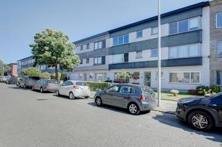 Bent u op zoek naar een instapklaar appartement op een centrale, doch rustige locatie? Dit verzorgde appartement aan de Laaglandweg 71 biedt alle comfort.Indeling:- inkomhal- woon- en eetkamer- keuken- badkamer- slaapkamer 1- slaapkamer 2/ bureau- terrasExtra troeven:- kleinschalig gebouw- goed EPC label B- lichtrijk- goede mobiscore: 8,6/10- terrasHet appartement is beschikbaar vanaf 1 mei 2026.Optie tot het huren van een privatieve garagebox voor 100 euro per maand.De maandelijkse kosten bedragen 120 euro per maand voor de kosten voor de gemene delen, incl. water en verwarming.Bent u geïnteresseerd in dit appartement te huur in Antwerpen? Aarzel dan niet om een bezoekaanvraag in te dienen op onze website, dit kan via de daar voorziene rode balk. Wenst u uw eigendom ook te huur of te koop te stellen? We helpen u graag verder. Steeds tot uw dienst om u verder te helpen met al uw vragen over vastgoed!