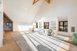 <p>Deze uitzonderlijke villa, ontworpen door de gerenommeerde architecte <strong>Claire Bataille</strong>, belichaamt tijdloze architectuur op maat van een gezin, discreet ingebed in een groene en serene omgeving. De tuin, ontworpen door <strong>Wirtz</strong>, creëert een zeldzame intimiteit aan zowel de entree als de leefruimtes en vormt een perfect evenwicht tussen architectuur en landschap.</p>
<p>Op het gelijkvloers ontvouwt zich een indrukwekkend salon met grote open haard, badend in licht en gekenmerkt door een prachtige dubbele plafondhoogte. Aansluitend bevinden zich een aparte pianoruimte en een sfeervolle bridgehoek. De volledig geïnstalleerde keuken ligt aan de tuinzijde en sluit naadloos aan op de eetplaats en de tuinkamer, waar binnen en buiten moeiteloos in elkaar overvloeien. Verder beschikt het gelijkvloers over drie comfortabele kinderslaapkamers, en 2 badkamers.</p>
<p>De eerste verdieping is voorbehouden voor de master suite, met slaapkamer, dressing en badkamer, evenals een ruim bureau dat desgewenst ook als extra slaapkamer kan worden ingericht.</p>
<p>De prachtig aangelegde tuin met zwembad vervolledigt dit unieke geheel.</p>
<p>Een waar <strong>architecturaal pareltje</strong> voor wie niet op zoek is naar trends, maar naar de blijvende kracht van tijdloos design, waarin elk detail perfect in balans is met het grotere geheel.</p>
<p>Deze uitzonderlijke villa, ontworpen door de gerenommeerde architecte <strong>Claire Bataille</strong>, belichaamt tijdloze architectuur op maat van een gezin, discreet ingebed in een groene en serene omgeving. De tuin, ontworpen door <strong>Wirtz</strong>, creëert een zeldzame intimiteit aan zowel de entree als de leefruimtes en vormt een perfect evenwicht tussen architectuur en landschap.</p>
<p>Op het gelijkvloers ontvouwt zich een indrukwekkend salon met grote open haard, badend in licht en gekenmerkt door een prachtige dubbele plafondhoogte. Aansluitend bevinden zich een aparte pianoruimte en een sfeervolle bridgehoek. De volledig geïnstalleerde keuken ligt aan de tuinzijde en sluit naadloos aan op de eetplaats en de tuinkamer, waar binnen en buiten moeiteloos in elkaar overvloeien. Verder beschikt het gelijkvloers over drie comfortabele kinderslaapkamers, en 2 badkamers.</p>
<p>De eerste verdieping is voorbehouden voor de master suite, met slaapkamer, dressing en badkamer, evenals een ruim bureau dat desgewenst ook als extra slaapkamer kan worden ingericht.</p>
<p>De prachtig aangelegde tuin met zwembad vervolledigt dit unieke geheel.</p>
<p>Een waar <strong>architecturaal pareltje</strong> voor wie niet op zoek is naar trends, maar naar de blijvende kracht van tijdloos design, waarin elk detail perfect in balans is met het grotere geheel.</p>