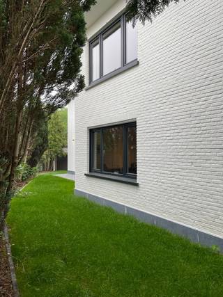 Deze woning is van A tot Z, zowel binnen als buiten tot in puntjes afgewerkt waardoor deze perfect instapklaar is! Werkelijk het gehele gebouw...