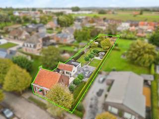 <strong>In een groene en landelijke omgeving bevindt zich deze ruime alleenstaande woning op een perceel van maar liefst 1410m².</strong> De woning werd doorheen de jaren uitstekend onderhouden en wordt voor het eerst buiten de familie te koop aangeboden.<br />Je woont in het landelijke Moen, vlakbij een groene omgeving, maar toch op korte afstand van de nodige voorzieningen en belangrijke verbindingswegen.<br /><br /><u><strong>Indeling</strong></u><br />Via de inkomhal krijg je toegang tot de woonkamer, met aansluitend een ruime leefkeuken. Op het gelijkvloers bevinden zich verder nog 2 slaapkamers, badkamer, berging en een ruime garage.<br />Daarnaast is er een kelder en een ruime zolder,<strong> bereikbaar via een vaste trap</strong>. Deze zolder biedt interessante mogelijkheden voor het creëren van extra slaapkamers of een polyvalente ruimte, mits de nodige aanpassingen.<br />Ook buiten heeft deze eigendom heel wat te bieden. De aangelegde en uitstekend onderhouden tuin vormt een absolute troef. Dankzij het royale perceel geniet je hier volop van ruimte, rust en privacy en zijn er bovendien heel wat parkeermogelijkheden op eigen terrein.<br /><br /><br /><u><strong>Technisch</strong></u><br />De woning beschikt over 215m² bewoonbare oppervlakte (volgens EPC) op een perceel van 1410 m². De verwarming gebeurt op stookolie en de beglazing is reeds dubbelglas. De woning beschikt over een EPC-label F met een score 687 kWh/m² per jaar en heeft dus een renovatieverplichting. Stedenbouwkundige inlichtingen in aanvraag.<br /><br /><u><strong>Troeven</strong></u>
<ul>
<li>252 m² woonoppervlakte</li>
<li>1410 m² perceel</li>
<li>Uitstekend onderhouden</li>
<li>Mogelijkheid tot extra slaapkamers</li>
<li>Oprit voor meerdere wagens</li>
</ul>
<br /><u><strong>Contact</strong></u><br />Interesse? Contacteer Nicolas via nicolas@real-immo.be of 0478/50 58 91 voor meer informatie of een bezoek.<br />