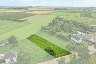 Vrijstaande bouwgrond van 8a79ca gelegen in het geliefde Vroenhoven. Deze landelijke deelgemeente van Riemst is gelegen pal tegen de grens met Nederland. Je geniet hier dus niet alleen van mooie verzichten, maar ook van de nabijheid van de bruisende stad Maastricht. Bovendien zijn ook Tongeren, Bilzen en Visé op minder dan 15min gelegen en hoef je voor dagdagelijkse benodigdheden, zoals bushalte, krantenwinkel, frituur..., zelfs niet zo ver te gaan. Kortom een ideale woonomgeving!<br /><br />Het perceel, LOT 2 op het verkavelingsplan, heeft de volgende kenmerken:<br />- Oppervlakte: 879m2<br />- Perceelbreedte: 16,97m<br />- Perceeldiepte: 60,34m<br />- Oriëntatie: NO<br />- Bouwbreedte: 9,36m<br />- Bouwdiepte: 12m + 3m gelijkvloers<br />- Dakvorm vrij te kiezen.<br /><br />Graag meer informatie of een bezoek? Aarzel niet om ons te contacteren.