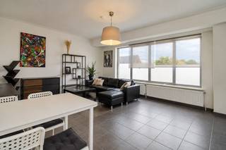 Dit appartement, gelegen aan de Dendermondse Steenweg 344 in Sint-Niklaas, combineert een comfortabele indeling met een gunstige ligging en een vlotte bereikbaarheid. Met twee ruime slaapkamers, een terras en een EPC-label C vormt dit appartement een aangename woonst voor starters, koppels of investeerders.<br /><br />Bij het binnenkomen van het appartement komt u terecht in een aangename inkomhal die toegang biedt tot de verschillende ruimtes. De lichtrijke woonkamer vormt het hart van het appartement. Dankzij de grote raampartijen geniet u hier van een aangename, open sfeer. Er is voldoende ruimte voor zowel een gezellige zithoek als een volwaardige eethoek.<br /><br />De open keuken sluit naadloos aan op de leefruimte, is praktisch ingericht en voorzien van de nodige toestellen. Vanuit de keuken heeft u rechtstreeks toegang tot het terras, waar u in alle rust kunt genieten van de buitenlucht.<br /><br />De badkamer is uitgerust met een douche, lavabo, toilet, aansluiting wasmachine en beschikt over alle nodige voorzieningen voor dagelijks comfort.<br /><br />Het appartement beschikt daarnaast over twee ruime slaapkamers, die flexibel kunnen worden ingericht als slaapkamer, kinderkamer, bureau of hobbyruimte.<br /><br />Met een EPC-label C beschikt het appartement over een gunstige energiescore.<br /><br />Ook de ligging vormt een belangrijke troef. Het appartement bevindt zich aan de Dendermondse Steenweg, met winkels, scholen, openbaar vervoer en andere dagelijkse voorzieningen in de omgeving. Ook het centrum van Sint-Niklaas is vlot bereikbaar. Dankzij de nabijheid van belangrijke verbindingswegen is er bovendien een goede verbinding richting de E17 en omliggende steden.<br /><br />De combinatie van de ruime slaapkamers, praktische indeling, het terras en de gunstige ligging maakt dit appartement geschikt voor zowel eigen bewoning als investering. Een aangename woonst met ruimte en comfort, ideaal voor wie op zoek is naar een interessante investering in Sint-Niklaas.<br /><br />De stedenbouwkundige inlichtingen zijn in aanvraag.