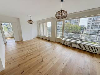 <strong>Hoekappartement</strong> volledig gerenoveerd en geschilderd met terras op de 5e verdieping.<br /><br />Indeling: <br />Inkom, living met open keuken en deuren naarhet ruim terras, waskamer, 3 slaapkamers, badkamer, toilet.<br /><br />Bijzonderheden:<br />Garagebox kan bijgekocht worden aan 27.500 euro.<br />Kelderberging inbegrepen.<br />Afvalbeheer in het gebouw.