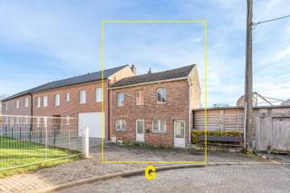 Deze (te slopen) woning is gelegen langs de Pastoor Lenaertsstraat ter hoogte van nummer 2, op een perceel van 4a 06ca te Membruggen. In deze...