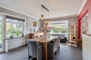 Ontdek deze karaktervolle woning met twee parkeerplaatsen, inpandige garage, open keuken en extra groot terras en tuin, gelegen nabij het centrum van Genk, nabij het sportcentrum. De woning combineert een rijke geschiedenis met hedendaags wooncomfort. Bewoonbare oppervlakte is 180 m² (volgens EPC attest d.d. 22.09.2026), verdeeld over twee volwaardige verdiepingen. <br /><br />INDELING:<br />GELIJKVLOERS: Inkomhal; Leefruimte met toegang tot het terras; Keuken met toegang tot terras en tuin; Appart toilet; Overdekte zitplaats; Grote tuin met berging en waterpartij; Extra terras aan de zijkant van de woning.<br />De tuinberging kan uiteraard ook perfect dienstdoen als extra opslag, afhankelijk van uw behoeften.<br /><br />EERSTE VERDIEPING<br />Op de eerste verdieping bevindt zich de master bedroom; Badkamer met dubbele lavabo, wc, douche en ligbad; Tweede, derde en vierde slaapkamer. De indeling creëert een bijzonder gevoel van ruimte, waarbij de vele slaapkamers en afgesloten ruimtes voldoende plek bieden om zowel comfortabel te wonen als rustig te werken. Tegelijkertijd staan de verschillende ruimten mooi met elkaar in verbinding, waardoor een aangename en harmonieuze leefomgeving ontstaat.<br /><br />TWEEDE VERDIEPING<br />Op de tweede verdieping bevindt zich de grote open zolder, mogelijkheid tot het creëren van een vijfde slaapkamer of hobbykamer met alle voorzieningen.<br /><br />Een woning met mogelijkheden: Deze eigendom onderscheidt zich door haar unieke indeling, mogelijkheden en veelzijdige opties. De vier volwaardige slaapkamers maken het mogelijk om wonen, werken en ontspannen op een aangename manier te combineren.<br /><br />TECHNISCHE KENMERKEN:<br />E-Label: D<br />Hoogrendementsbeglazing<br />CV: Gas<br /><br />Voor meer info bel Jeff op 0472/04.26.49 of 011/22.19.17 - jeff@limburgsvastgoed.be of limburgsvastgoed.be