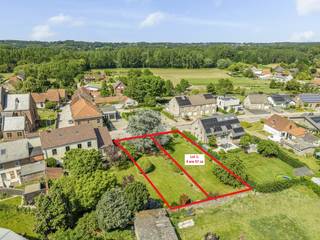 Deze Zuid-gerichte bouwgrond voor het bouwen van een half-open bebouwing is gelegen in hartje Sint-Pieters-Rode in een landelijke omgeving op een boogscheut van het Kasteel van Horst. Gekend als lot 1 met een perceeloppervlakte van 4 are 57 ca van een recent goedgekeurde kleine verkaveling in een vernieuwde straat.<br />Benieuwd hoe u kan bouwen ? U kan de verkavelingsvoorschriften hieronder downloaden.<br />Voor bijkomende info kan u me bereiken op 0477 284876 of via vincent@immojanstas.be