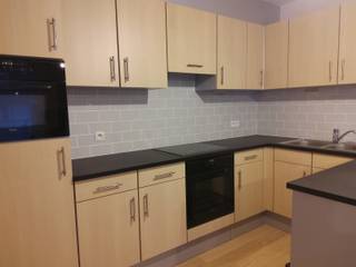 2-slaapkamerappartement met terras en garage te huur!<br /><br />Dit ongeveer 100 m2 grote appartement met ruim terras bevindt zich in een appartementsgebouw in Kessel-Lo, achteraan aan het gebouw gelegen met veel lichtinval! Binnenkomen doe je via de inkomhall die eveneens uitgerust is met een gastentoilet. Iets verder wandel je de gezellige living binnen met een open ingerichte moderne keuken. De keuken is uitgerust met een ingebouwde ijskast, een dampkap, een electrische kookplaat en een oven. ’s Morgens zet je hier een heerlijke kop koffie en geniet je ervan op het gezellige terras, eventueel vergezeld van een vers croissantje. De badkamer moet niet onder doen. Modern met douche en badkamermeubel. Er zijn 2 slaapkamers dus je krijgt al de optie om van een van de twee een dressing of een bureau te maken. O ja, bijna vergeten, een handige berging eveneens te vinden in de hall.<br /><br />De maandelijkse gemeenschappelijke kosten bedragen 130 € (voor lift, verlichting gemeenschappelijke delen .....). Er wordt eveneens maandelijks een voorschot gevraagd van 35 € voor verbruik privaat water.<br /><br />Het appartement is eveneens energiezuinig met een mooi A label (83 kWh/m2).<br /><br />Word jij enthousiast? Info@immovdb.be of geef belletje!