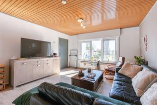 Voor meer info contacteer Simon via +32 498 12 37 08 of via simon@vicusvastgoed.be<br /><br />Deze woning is gelegen in een rustige en groene woonomgeving, ideaal voor wie op zoek is naar comfort en ontspanning. De ligging combineert het beste van twee werelden: een vredige buurt met weinig verkeer, en toch een vlotte bereikbaarheid naar het centrum van Koekelare en omliggende gemeenten. Op wandelafstand van tal van voorzieningen waaronder de markt voorzien van restaurants, grootwarenhuizen, scholen en het Koekelarebos. <br /><br />EPC: B <br /><br />Indeling van de woning: <br />Bij binnenkomst wordt je onthaald in de inkomhal die meteen toegang biedt tot de ruime woonkamer, dankzij de vele lichtpartijen wordt de ruimte voorzien van natuurlijk zonlicht. Doorlopend krijg je toegang tot de vernieuwde keuken, voorzien van een vaatwasser, oven én voldoende opbergruimte. Via de keuken krijg je toegang tot de rustige en aangename tuin met landelijke vergezichten. <br /><br />Op de eerste verdieping bevinden er zich drie slaapkamers en badkamer met dubbel lavabomeubel en inloopdouche. <br /><br />Daarnaast beschikt de woning nog over een praktische en ruime garage/berging.<br /><br />Troeven: <br />- Drie slaapkamers <br />- Vernieuwde keuken <br />- 12 zonnepanelen<br />- Garage <br />- Ruime berging<br /><br />Ontdek vandaag nog deze woning! <br />Voor meer info contacteer Simon via +32 498 12 37 08 of via simon@vicusvastgoed.be