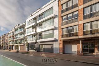 Cet appartement en duplex récemment terminé est idéalement situé près de l'Alfred Verweeplein et de la Lippenslaan de Knokke.Le rez-de-chaussée...