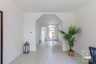 Deze <strong>volledig gerenoveerde woning</strong> met<strong> vier ruime slaapkamers</strong> is gelegen op een leuke locatie te Mariakerke en op fietsafstand van het Gentse stadcentrum (3km).<br /><br />Via de inkomhal, voorzien van een gastentoilet, komt u in de <strong>lichtrijke leefruimte</strong> met eetplaats. Aan de achterzijde van de woning bevindt zich de ruime, <strong>lichtrijke keuken</strong> met zicht op en toegang tot de heel aangename, <strong>rustige en zonnige tuin</strong>. <br /><br />Op de tussenverdieping bevindt zich de <strong>ruime en stijlvolle badkamer</strong>, voorzien van een ligbad, douche, toilet en dubbele wastafel. Op de eerste verdieping bevinden zich twee ruime slaapkamers. De tweede verdieping biedt plaats aan nog eens twee volwaardige slaapkamers.<br /><br />Deze pas gerenoveerde instapklare woning wordt gekenmerkt door haar bijzonder <strong>aangename lichtinval</strong>, ruimtelijk gevoel en <strong>hoogwaardige afwerking</strong>. Ook de centrale ligging vormt een extra troef, gemakkelijk bereikbaar zowel met de fiets als met de wagen.<br /><br />Interesse in deze knap gerenoveerde, leuke woning met tuin? <strong>Contacteer Gijs</strong> via gijs@convas.be of 0492 84 48 24 (telefonisch of via Whatsapp).