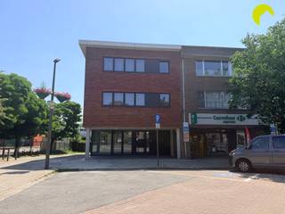 <p><span>Energiezuinige éénslaapkamerappartement te Wilrijk!</span></p><p><span>Alle belangrijke invalswegen, dagelijkse winkels en openbaar vervoer zijn in de onmiddellijke omgeving en er is een zeer goede verbinding naar Antwerpen en Brussel.</span></p><p><span> </span></p><p><span>Indeling:</span></p><p><span>We betreden het appartement via de inkomhal met apart toilet met handenwasser. De leefruimte beschikt over veel natuurlijk lichtinval dankzij de grote raampartijen, aansluitend vinden we de open keuken ingericht met kasten, een inductie plaat, dampkap, koelkast en diepvries, vaatwasser en gootsteen.  </span></p><p><span>Via de keuken is er toegang tot de berging waar er aansluiting is voor wasmachine en droogkast. Vanuit de leefruimte heeft u toegang tot het aangename zuidgericht terras (17m²).</span></p><p><span>Verder is er één slaapkamer (12m²), met ingemaakte kasten. </span></p><p><span>De badkamer is voorzien van een inloopdouche en een dubbel lavabomeubel.</span></p><p><span> </span></p><p><span>Bijzonderheden:</span></p><ul><li><span>Lage gemeenschappelijke kosten: €75/maand (minuterie, poetsdienst, lift, ...)</span></li><li><span>Vloerverwarming </span></li><li><span>Zonnepanelen </span></li><li><span>Warmtepomp</span></li><li><span>EPB in aanvraag (nieuwbouw)</span></li><li><span>Huurwaarborg: 3 maanden </span></li><li><span>Plaatsbeschrijving €225 </span></li><li><span>Beschikbaar: onmiddellijk</span></li><li><span>Gordijnen + verlichting zijn voorzien</span></li><li><span>Stalplaats voor fiets in het gebouw</span></li></ul><p><span> </span></p><p><span>Boek nu zelf ONLINE uw afspraak in. Surf naar het betreffende eigendom op onze website <span>www.habicom.be</span></span><span> en klik op de roze knop </span><span>'PLAN EEN BEZOEK'</span><span>. <br />Kies het moment dat u het beste uitkomt, vul de gevraagde contactgegevens in en klik nadien op verzenden om te bevestigen.</span></p><p><span> </span></p>