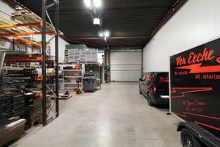 Gelegen langs de Diksmuidesteenweg te Hooglede op de grens met Roeselare vinden we deze nette loods van 203m² me bureel van 2x 26m².<br />Goed gelegen loods en zeer bereikbaar op een vernieuwde site.<br />Eigenschappen:<br />- sectionale poort<br />- aluminium schrijnwerk met toegangsdeur<br />- verwarming op gas aanwezig<br />- 3x400V +N aanwezig<br />- led verlichting<br />- vrije hoogte van 6.5m<br />- vloer uit gepolierde beton<br /><br />Nog andere oppervlaktes beschikbaar ook.<br /><br />*referentiefoto's van naastgelegen loods. <br />Vrij vanaf juni 2026<br />Geef een seintje voor meer info!<br /><br />