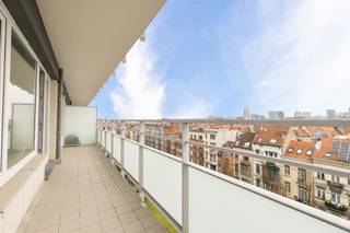 Op een steenworp van Belgica, ontdek dit charmante 1-slaapkamerappartement van ± 64 m², gelegen op de 6e verdieping van een verzorgd gebouw. Licht...