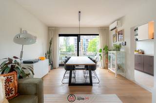 IN DE HAZELARENLAAN 9 TE HASSELT BEVINDT ZICH DIT RUIME SMAAKVOL GERENOVEERDE HOEKAPPARTEMENT, DAT IN 2023 EEN GRONDIGE RENOVATIE ONDERGING...