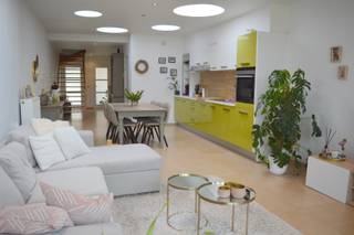 Woning gelegen op een zeer rustige locatie met vlotte bereikbaarheid naar winkels en belangrijke invalswegen.Inkomhal, ruime keuken (voorzien van...