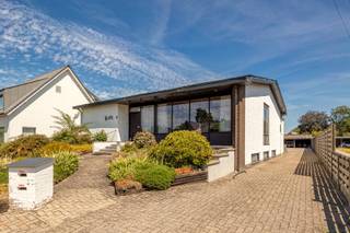 Deze ruime laagbouwwoning is gunstig gelegen in Beerse, op korte afstand van winkels, het centrum en diverse voorzieningen. Dankzij de vlotte verbinding naar de invalswegen en de E34 geniet u hier van een uitstekende bereikbaarheid.<br /><br />Via de inkomhal betreedt u de ruime leefruimte, die aansluit op de keuken en een aangename woonomgeving creëert. Verder beschikt de woning over een badkamer, een apart gastentoilet en 3 volwaardige slaapkamers, waarvan één momenteel is ingericht als dressing. De ruime slaapkamer kan eenvoudig opgesplitst worden, waardoor er een 4de slaapkamer mogelijk is. <br /><br />Ondergronds bevindt zich een ruime kelder die tal van mogelijkheden biedt, zoals een extra woongelegenheid, hobbyruimte of polyvalente ruimte. <br /><br />Buiten geniet u van een terras met tuinberging. Parkeren kan vlot onder de carport in de tuin.<br /><br />Met een EPC-score D is er geen renovatieverplichting van toepassing.<br /><br />Troeven: <br />- Gunstige ligging nabij centrum, winkels en E34<br />- Bewoonbare oppervlakte van 325 m²<br />- 3 slaapkamers met mogelijkheid tot 4<br />- Ruime polyvalente kelder<br />- Carport in de tuin met berging<br />- EPC-score D, geen renovatieverplichting