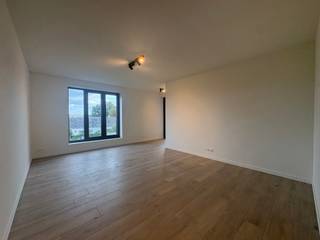 Vraag uw bezoek aan via immodavinci.be<br /><br />Ligging<br /><br />Dit stijlvolle nieuwbouwappartement is uitstekend gelegen in Zwijnaarde, op een strategische locatie nabij het Technologiepark, UZ Gent en AZ Maria Middelares. Dankzij de nabijheid van openbaar vervoer, de E40, E17, R4 en andere belangrijke invalswegen geniet u van een vlotte bereikbaarheid. Winkels en dagelijkse voorzieningen bevinden zich eveneens in de directe omgeving.<br /><br />Indeling<br /><br />De ruime leefruimte baadt in het natuurlijke licht dankzij de grote raampartijen en biedt vrij uitzicht op het omliggende groen. De volledig uitgeruste keuken is voorzien van kwalitatieve, volwaardige toestellen en sluit naadloos aan op de leefruimte.<br /><br />Verder beschikt het appartement over twee ruime slaapkamers, een moderne badkamer en een praktische berging in het appartement. Vanuit de keuken heeft u toegang tot een aangenaam westgericht terras, waar u volop kunt genieten van de namiddag- en avondzon.<br /><br />Op technisch vlak is het appartement uitgerust met vloerverwarming via een warmtepomp, die in de zomer ook kan koelen. Daarnaast zijn er zonnepanelen en een ventilatiesysteem D. Het appartement wordt volledig geschilderd opgeleverd en is voorzien van alle verlichtingsarmaturen.<br /><br />Bij te huren staanplaats: 85 EUR. <br /><br />Troeven<br /><br />EPC A (E-30)<br />2 ruime slaapkamers<br />Grote raampartijen met vrij uitzicht op groen<br />Westgericht terras<br />Warmtepomp<br />Zonnepanelen en ventilatiesysteem D<br /><br />Vrij vanaf 1 september