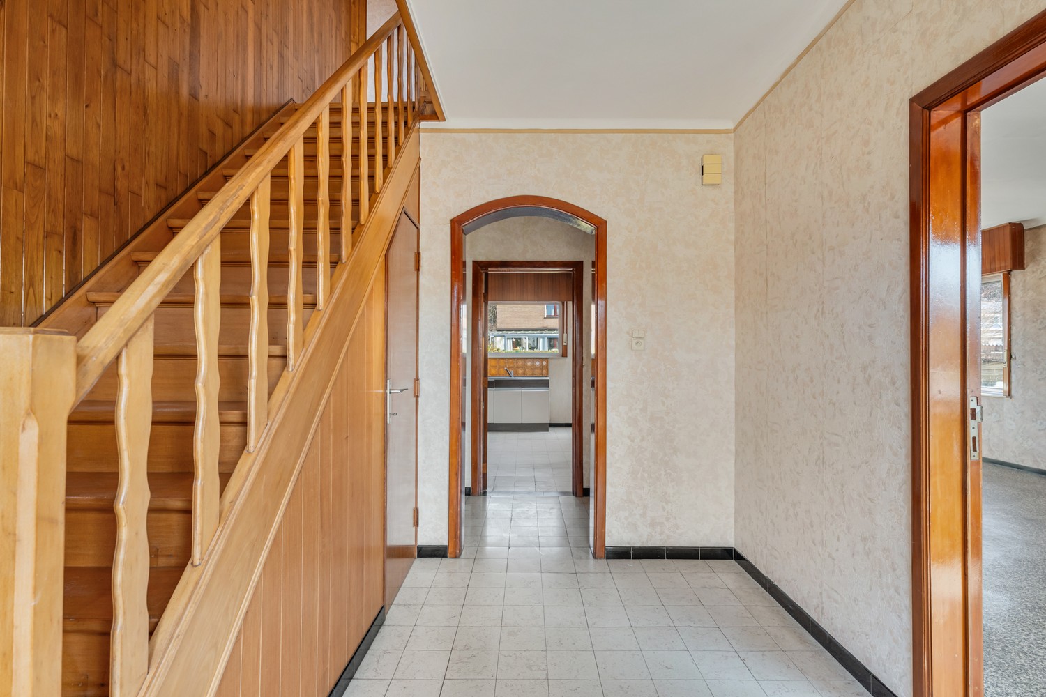 Goed gelegen en half open woning met 3 ruime slaapkamers, een extra leefruimte, een garage en een tuin te Kessel-Lo! - photo 2