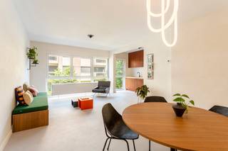 <p>Dit prachtig appartement ca 86 m² (cfr. EPC) is gelegen in een rustige straat in Borgerhout, om de hoek van de Roma en op wandelafstand van het gezellige Krugerplein. Met een ideale bereikbaarheid vanaf de Singel en de nabijheid van de belangrijkste invalswegen rond Antwerpen, staat deze locatie garant voor een vlotte verbinding van en naar de stad.<br />Openbaar vervoer en een Velo-station zijn om de hoek.<br /><br />Het appartement bevindt zich op de eerste verdieping en werd in 2023 volledig onder handen genomen door ontwerpbureau Studio Reset. Hierbij werd gekozen voor een uiterst smaakvolle en neutrale inrichting en materialen. <br /><br />De leefruimte en open keuken genieten een optimale lichtinval dankzij de kamerbrede raampartijen vooraan. De keuken werd prachtig uitgewerkt in travertijn en sapelli hout en is voorzien van kwalitatieve inbouwtoestellen van Siemens en Bosch.<br /><br />Achteraan zijn de 2 slaapkamers gelegen. Deze kijken uit op de gemeenschappelijke tuin en het achterliggend speelpleintje. De naastgelegen badkamer is uitgerust met douche, lavabo en aansluitingen voor wasmachine en droogkast. Apart gastentoilet.<br /><br />Een praktische, privatieve kelderberging is reeds begrepen in de huurprijs.<br />Autostaanplaats in de straat optioneel bij te huren aan 90 Euro per maand.<br />Gemeenschappelijke fietsenberging.<br /><br />Gemeenschappelijke lasten inclusief waterverbruik: 150 Euro per maand. <br />De nutsvoorzieningen gas en elektriciteit zijn privé op te nemen door de huurder.<br /><br />Beschikbaar vanaf 15 juli 2026.</p>