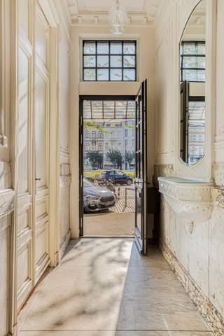 Exclusief wonen op de Lambermontplaats – Luxueus appartement van 218m² met 3 slaapkamers, 2 badkamers en buitenruimte in hartje Antwerpen-Zuid.Op één...