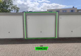 Zoekt u een garagebox regio Sint-Kruis? Dan kan deze garagebox u een oplossing bieden. Gelegen in de rustige zijstraat van de Moerkerkse steenweg...