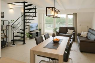 - Dichtbij supermarkt, winkels en openbaar vervoer- Ruime lichte woonkamer- Open keuken voorzien van kookplaat, combi-oven, koel-vriescombinatie en...