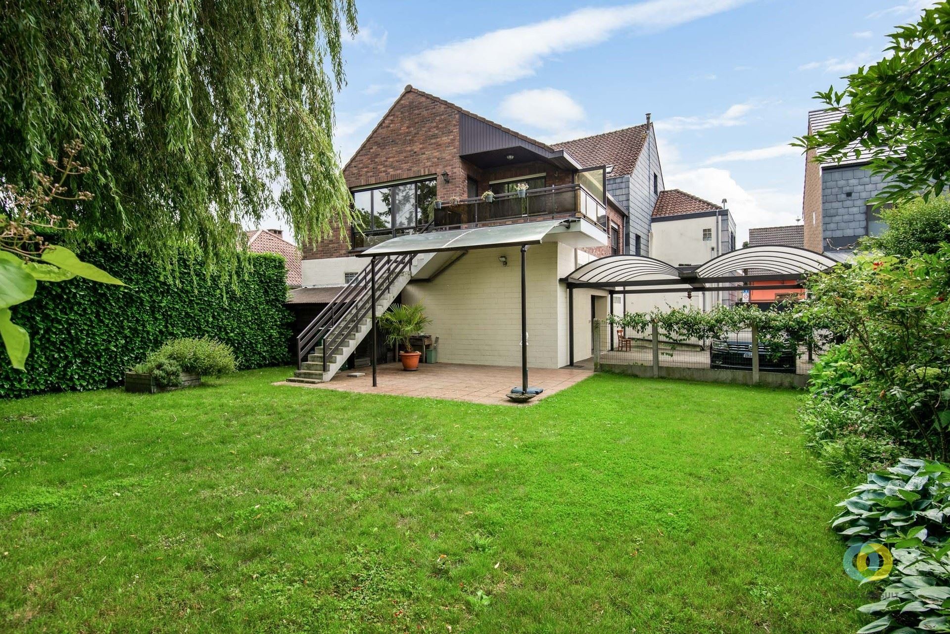Ruime woning met praktijkruimte, garage en tuin - foto 1