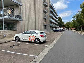 Terug 1 staanplaats te huur, gelegen op de Halmaalweg 58, ter hoogte van residentie Amadeo.  Iedere parkeerplaats is afgewerkt met belijning en...