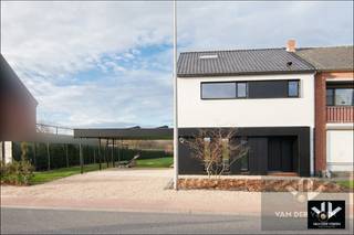 <span>Totaal gerenoveerde woning op een perceel van ruim 10 are en gelegen in de landelijke omgeving van Vliermaal. De woning werd bij deze grondige renovatie <strong>volledig gestript en heropgebouwd</strong>. Het resultaat is een moderne, energiezuinige gezinswoning die voorzien werd van moderne technieken en een casco+ afwerking.<br /><br /><u><strong>ENERGIELABEL A (38 kWh/m² jaar)!</strong></u><br /><br /><u><strong>Alle technieken (vloerverwarming, warmtepomp, zonnepanelen, ventilatie, ...) nieuwe ramen, sanitair, ... zijn reeds voorzien. Keuken, badkamer, vloeren, trapbekleding (afwerking) zijn NIET inbegrepen. Er zijn wél offertes beschikbaar! </strong></u></span><br /><br /><span>Grote raampartijen zorgen voor een lichtrijke woning die je verder kan afwerken naar eigen smaak en inzicht. In samenspraak kan je de afwerking laten uitvoeren door de bouwheer om te komen tot een volledig instapklaar geheel.<br />Er is een vergunning afgeleverd voor een <strong>zwembad </strong>(nog niet geplaatst). </span><br /><span>Een mooie buitenkans op een toffe eigendom in deze groene omgeving met mooie vergezichten over de achterliggende velden en natuur.</span><br /><br /><span>Praktische indeling met op het gelijkvloers de inkom met toilet en traphal en de zeer ruime en lichtrijke woonkamer die naadloos overgaat in de keuken. Aansluitend is er de grote berging/wasplaats waar zich ook de technische installatie bevindt. De grote glaspartij aan de achterzijde geeft een ruim zicht op de volledig omheinde tuin en het mooi aangelegd terras.</span><br /><span>Op de eerste verdieping kom je via de nachthal in 2 ruime slaapkamers, een badkamer en het apart toilet. Een verdieping hoger tenslotte is er de zeer ruime master bedroom met een eigen badkamer. </span><br /><span>Voor 2 wagens werd een carport aangebouwd. Kortom, een doorgedreven renovatie met een knap resultaat.</span><br />