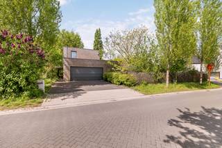 Moderne, vrijstaande woning op perceel van ca. 1.055 m² in het centrum van Oud-Turnhout, nabij supermarkt, winkels, openbaar vervoer,.. De woning werd gebouwd in 2011, heeft een bewoonbare oppervlakte van ca. 250 m² en een gunstig EPC label (A). Ze omvat mooie open leefruimten, 3 slaapkamers, 2 badkamers, een bureauruimte, een dubbele inpandige garage en een groene tuin rondom. <br /><br />Gelijkvloers: <br />U betreedt de woning via de inkomhal aan de linkerzijde van de villa. De hal met gastentoilet geeft links via een glazen deur toegang tot de zeer lichte woonruimte. Deze omvat een eethoek en zithoek met extra hoog plafond dat ruimtelijk effect creëert. De open keuken bevindt zich centraal in de woonruimte en is ingericht met gaskookplaat, heteluchtoven en grote spoelbak. Gezellige 2de eethoek aanpalende het terras dat bereikbaar is dmv grote schuifraam. Kantoorruimte bevindt zich aansluitend en beschikt over 2 bureauplaatsen en diverse inbouwkasten. De bergplaats met aansluiting voor wasmachine en aanwezigheid van spoelbak bevindt zich tussen de keuken en de inpandige garage. De garage met elektrische poort biedt tevens ruimte voor werkbank/opslag/fietsen. Eveneens toegang naar buiten dmv buitendeur in glas aanwezig in de garage. <br /><br />Verdieping: <br />De trap (met traplift) biedt vanuit de woonkamer toegang tot de bovenverdieping op parket. Hier treft u 1 ruime masterbedroom met aanpalende badkamer voorzien van inloopdouche, dubbele lavabo en toilet. Verder nog 2 kinderslaapkamers die een tweede douchekamer met douche, lavabo en toilet delen. <br /><br />Tuin: <br />De tuin op het zuidoosten is volledig ingesloten en biedt privacy. Serre en tuinhuis aanwezig. Twee terrassen aanwezig - één aan de woonruimte/keuken en één overdekt terras links naast de voordeur. <br /><br />Bijzonderheden: <br />- zeer gunstige ligging nabij het centrum van Oud-Turnhout. Winkels, openbaar vervoer en alle voorzieningen op wandel/fietsafstand bereikbaar. <br />- gunstig EPC van 95 kWh/m² (A label)<br />- 10 zonnepanelen + batterij<br />- verwarming op aardgas dmv vloerverwarming (glv + verdieping)<br />- regenwaterput, aangesloten op toiletten<br />- conforme elektriciteitskeuring - geldig tot 2037