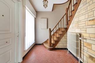 Deze te renoveren woning in Meerhout is een ideale gezinswoning op een ruim perceel. Met een bewoonbare oppervlakte van 224m² biedt deze woonst tal van mogelijkheden. Met de markt van Meerhout op wandelafstand hebben we tal van faciliteiten in de nabije omgeving. Verder kennen we een vlotte verbinding met de omliggende gemeenten.<br /><br />Via de inkomhal betreden we de grote leefruimte met aanpalende eetkamer en naastgelegen keuken. De eetkamer geeft tevens uit op de veranda waar men geniet van het zicht op de tuin. Een ruime en praktische berging/wasplaats vervolledigt samen met het gastentoilet de gelijkvloerse verdieping.<br /><br />Op de eerste verdieping beschikken we over 3 zeer ruime slaapkamers waarvan de master-bedroom over een achterliggende dressing/bergplaats beschikt. Tot slot werd op deze verdieping nog een badkamer met ligbad, wastafel en toilet voorzien.<br /><br />De valtrap brengt ons tot slot bij de volledig geïsoleerde zolderverdieping waar men over extra bergruimte voorziet. Aan bergruimte geen gebrek doordat de woning quasi volledig onderkelderd is.<br /><br />De tuin is georiënteerd op het zuiden, waardoor je de hele dag van de zon kunt genieten. Het terras biedt de perfecte plek om buiten te eten of te ontspannen. Daarnaast zijn er 3 parkeerplaatsen beschikbaar en is de tuin bereikbaar via de achterzijde van het perceel.<br /><br />Voor meer informatie over de mogelijkheden bij dit perceel bent u welkom op ons kantoor of kan u ons steeds bereiken via info@vastengoed.be of 014 72 73 74.<br /><br />Wenst u een gratis schatting van uw eigendom? Contacteer ons vrijblijvend voor een afspraak!