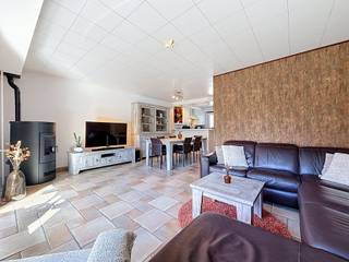 Op zoek naar een woning die ruimte, comfort en een praktische indeling combineert? Ontdek deze woning in de Kongostraat 4 te Kontich, waar je geniet van een interessante indeling over meerdere verdiepingen, een ruime garage en tal van mogelijkheden.<br />Op het gelijkvloers vind je een ruime garage, ideaal voor je wagen, fietsen en extra bergruimte. Daarnaast is er een afzonderlijke bureauruimte die perfect dienst kan doen als thuiswerkplek, hobbyruimte of polyvalente ruimte.<br />Op de eerste verdieping bevindt zich de leefruimte, waar je gezellig kunt samenkomen met familie en vrienden.<br /><br />Aansluitend vind je de keuken, die het praktische hart van de woning vormt.<br /><br />De bovenste verdieping beschikt over drie slaapkamers en een badkamer. Daarmee biedt deze woning voldoende ruimte voor een gezin, maar ook voor wie graag een extra kamer voorziet als dressing, logeerkamer of hobbyruimte.<br />Ook op technisch vlak zijn er al verbeteringen uitgevoerd, waaronder vernieuwde ramen, wat bijdraagt aan het wooncomfort.<br /><br />De woning is gelegen in Kontich, een gegeerde gemeente waar je comfortabel kunt wonen en verschillende voorzieningen binnen handbereik hebt.<br />EPC :  121kWh/m<sup>2</sup> (Label B)<br />Stedenbouwkundige inlichtingen in aanvraag<br />Waterinfo : P-Score = A, G-Score = A<br /><br /><br />Dit is niet wat je zoekt ? Al gehoord van AANKOOPBEGELEIDING ?   Wij zoeken, bezoeken en onderhandelen mee met jou voor eigendommen die worden aangeboden door particulieren, andere makelaars of eigendommen die zelfs (nog) niet te koop staan?<br />Vraag meer informatie over aankoopbegeleiding via welkom@dehuisleverancier.be of 0489/069.000<br /><br />de Huisleverancier : Persoonlijk, voor iedereen Service, Kwaliteit en Vertrouwen !