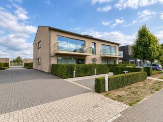 BEZOEKMOMENT: maandag 21 september van 16 uur tot 18 uur. Mits het maken van een afspraak via 09 395 05 40 of verkoop@concept-home.be. <br /><br />Dit modern, energiezuinig appartement gelegen op de eerste verdieping beschikt over een bewoonbare oppervlakte van 89 m². Het appartement situeert zich nabij het centrum van Evergem waardoor verschillende commerciële handelszaken vlakbij het appartement terug te vinden zijn. Daarnaast is er een uitstekende verbinding met de R4.<br /><br />De indeling van het appartement ziet er als volgt uit: inkomhal met vestiaire, bezoekerstoilet, ruime woonkamer met volledig ingerichte keuken voorzien van alle toestellen, functionele berging, twee volwaardige slaapkamers en badkamer met badkamermeubel, dubbele lavabo en inloopdouche. Bijkomend beschikt het pand over een zon georiënteerd terras, een privatieve garagebox én parkeerplaats.<br /><br />Rewegwaterrecuperatie voor toilet + buitenkraan (wassen auto)<br /><br />Hoogwaardige afwerking + meteen instapklaar<br /><br />TROEVEN: energiezuinig / ligging / privatieve garagebox én parkeerplaats / geluidsarm, dubbel geïsoleerd zowel horizontaal als verticaal<br /><br />Huurprijs: 935,00 euro + 60,00 euro gemeenschappelijke kosten<br /><br />Heeft u graag meer informatie of een bezoek gepland? Aarzel dan niet om ons te contacteren op 09 395 05 40 of verhuur@concept-home.be