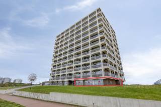 In residentie Westdiep, gelegen in de Dynastielaan 34 te De Panne, bevindt zich dit ruim nog in te richten appartement van 111 m². Het pand werd tot op heden ingericht en gebruikt als kantoorruimte, maar is reeds vergund als woongelegenheid.Op slechts enkele stappen van het strand, het natuurgebied en de Esplanade.Als bijlage kan u het plan tot herinrichting naar twee slaapkamer appartement terugvinden. Volledig naar eigen smaak af te werken. Een unieke kans voor wie op zoek is naar een appartement aan de kust die volledig naar eigen smaak kan worden afgewerkt!Troeven:- Vergund als appartement, momenteel kantoorruimte- Ruime oppervlakte van 111 m²- Verwarming op gas- Aluminium ramen met dubbele beglazing- Op wandelafstand van zee, Esplanade en centrumVoor meer info of een bezoek, contacteer de dossierverantwoordelijke:Yari Devos – 0491 27 21 85