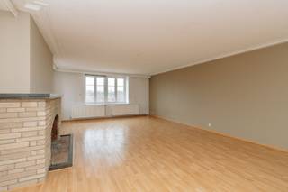 <p>Bezoek mogelijk na aanmaak huurdersprofiel: https://onid.mijnhuurprofiel.be/property/69b2ccfd-a686-4b6b-b8a8-fbb9c3c1c8c2.</p><p><br /></p><p>Dit stijlvolle appartement onderscheidt zich door zijn royale ruimtes, drie volwaardige slaapkamers en een prachtige natuurlijke lichtinval dankzij de hoekligging. De slaapkamers zijn voorzien van ingemaakte kasten. De ruime badkamer is uitgerust met een ligbad en een dubbele spoelbak.</p><p>De residentie is uitstekend onderhouden en biedt een aangename woonomgeving. Bovendien zijn een staanplaats, een garagebox en een aparte berging inbegrepen in de huurprijs. De huurprijs is <strong>exclusief </strong>een kostenprovisie van 300 euro per maand voor de nutsvoorzieningen en onderhoud gemeenschappelijke delen.</p>